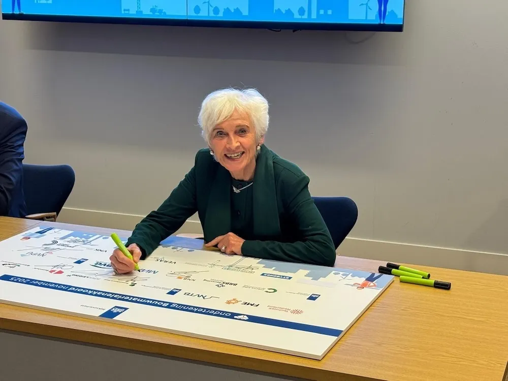 Jacqueline Cramer ondertekent Bouwmaterialenakkoord.