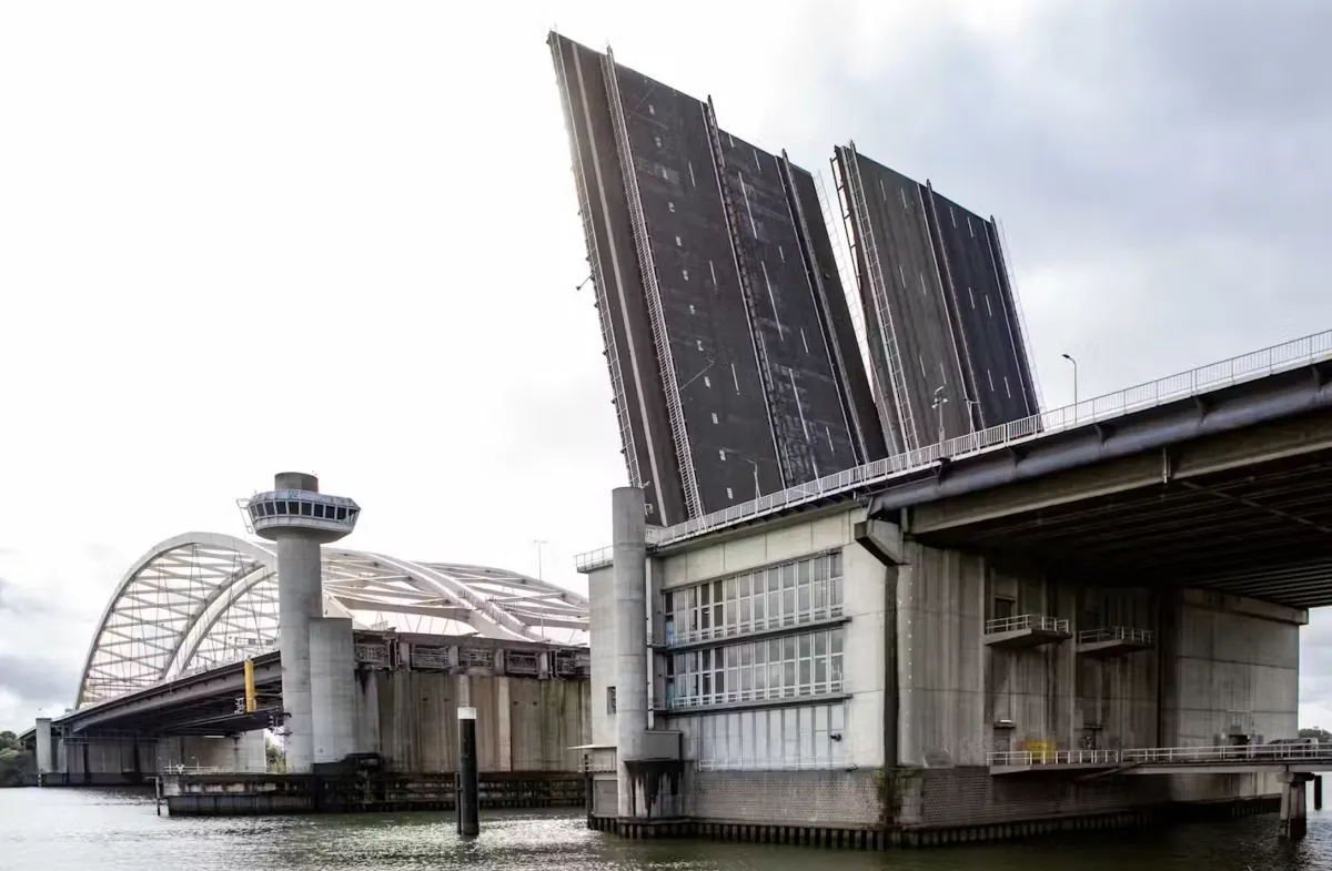 Van Brienenoordbrug (© Kloet Fotografie).